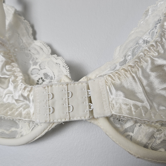 VINTAGE OLGA Cream Unlined Lace Bra 38C Wired Style 33080 - Picture 5 of 7